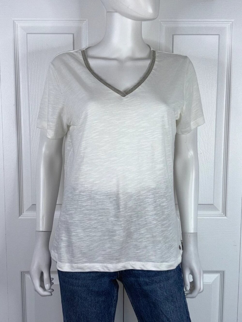 CREAM women's V-neck t-shirt medium size